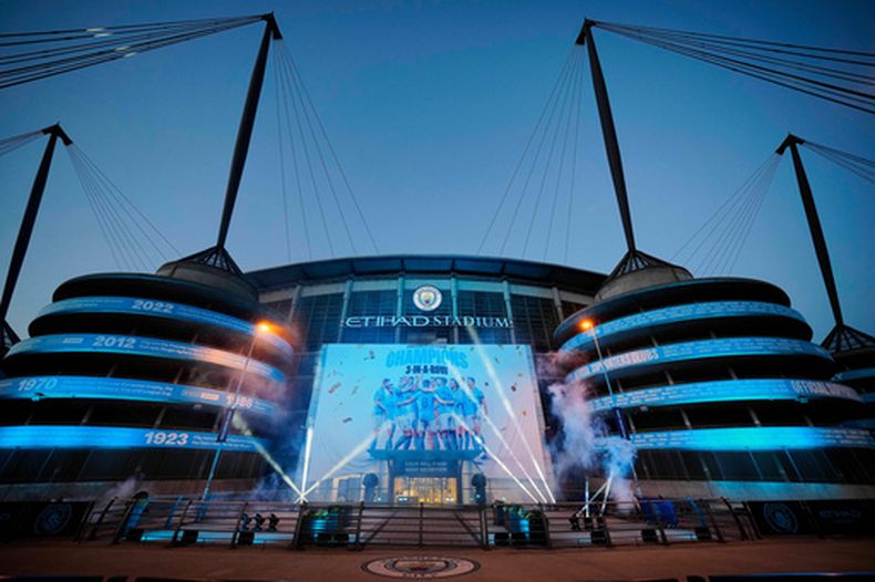 ARCHIVO - Una pancarta que celebra un título del Manchester City aparece colgada en el Estadio Etihad, el 20 de mayo de 2023. (AP Foto/Jon Super)