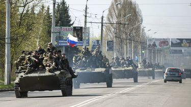 americateve | Una columna de carros de combate con una bandera rusa entra al pueblo de Kramatorsk, Ucrania, el mi&eacute;rcoles 16 de abril, de 2014. Un reportero de The Associated Press vio a los veh&iacute;culos de combate entrar en la ciudad ucraniana. (Foto de AP/