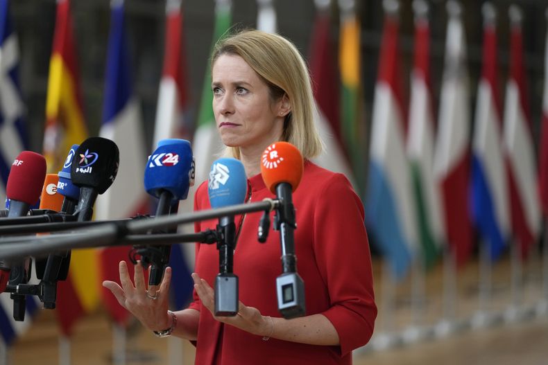 La primera ministra de Estonia, Kaja Kallas, habla con la prensa al arribar a una cumbre de la UE en el edificio del Consejo Europeo, Bruselas, 27 de octubre de 2023. (AP Foto/Virginia Mayo)