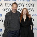 Los actores Peter Sarsgaard, izquierda, y Jessica Chastain posan tras bambalinas antes de una charla sobre la película Memory, en The 92nd Street NY, el viernes 15 de diciembre de 2023, en Nueva York. (Foto Andy Kropa/Invision/AP)