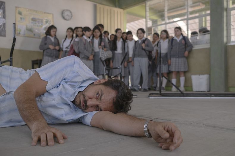En esta imagen proporcionada por Participant/Pantelion Films, Eugenio Derbez en una escena de Radical. (Participant/Pantelion vía AP)