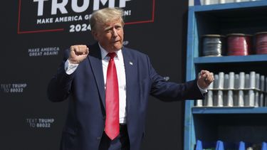 El expresidente de EEUU Donald Trump baila tras pronunciar un discurso en un mitin en Summerville, Carolina del Sur, el lunes 25 de septiembre de 2023. (AP Foto/Artie Walker Jr.)