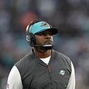 Brian Flores sostiene que su raza influyó en su despido