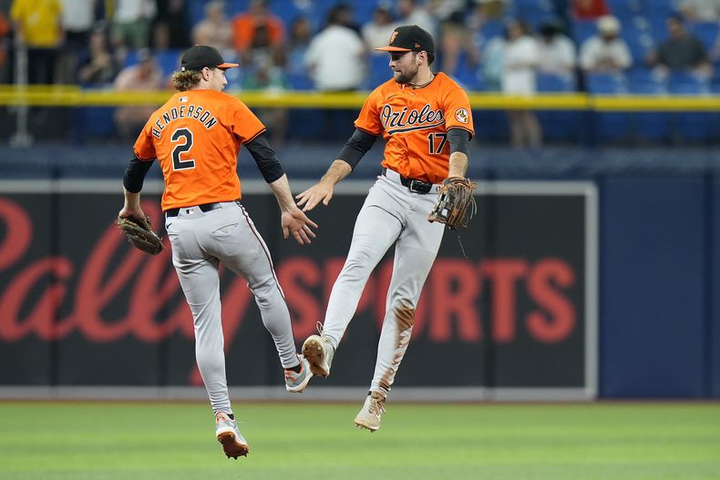 El jardinero izquierdo de los Orioles de Baltimore Colton Cowser celebra con el campocorto Gunnar Henderson después de que el equipo venció a los Rays de Tampa Bay el sábado 8 de junio del 2024. (AP Foto/Chris OMeara)