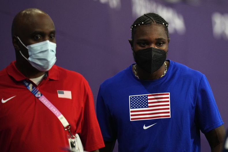 El estadounidense Noah Lyles aparece con una mascarilla tras quedar tercero en la final de los 200 metros del atletismo de los Juegos Olímpicos de París, el jueves 8 de agosto de 2024, en Saint-Denis, Francia. (AP Foto/Petr David Josek)