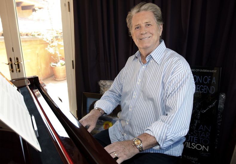ARCHIVO - El músico Brian Wilson posa para un retrato en su casa, el 28 de julio de 2008, en Los Ángeles. (AP Foto/Matt Sayles, archivo)
