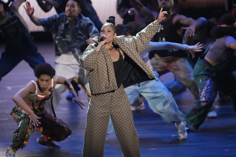 Alicia Keys se presenta junto a miembros de la compañía de Hells Kitchen en la 77a entrega de los Premios Tony el domingo 16 de junio de 2024, en Nueva York. (Foto Charles Sykes/Invision/AP)