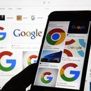 Logotipos de Google en una computadora y un teléfono en Nueva York, el 11 de septiembre de 2023. (Foto AP/Richard Drew, Archivo)