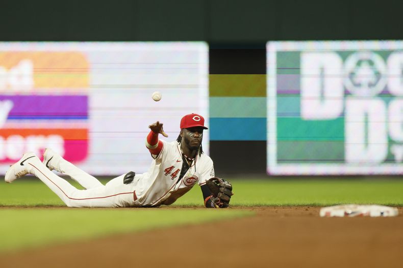 El campocorto de los Rojos de Cincinnati, Elly De La Cruz, saca a Ramón Laureano en la segunda base después de hacer una atrapada durante la octava entrada el martes 17 de septiembre de 2024, en Cincinnati. (AP Foto/Jay LaPrete)