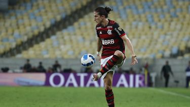 ARCHIVO - Foto del 9 de agosto del 2022, Filipe Luis del Flamengo de Brasil controla el balón en el encuentro de la Copa Libertadores ante Corinthians. El jueves 30 de noviembre del 2023, anuncia su retiro al finalizar la temporada. (AP Foto/Bruna Prado, Archivo)