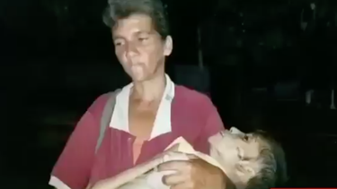 el impactante video de una madre venezolana con el cadaver de su hija, tras ir a tres hospitales sin luz