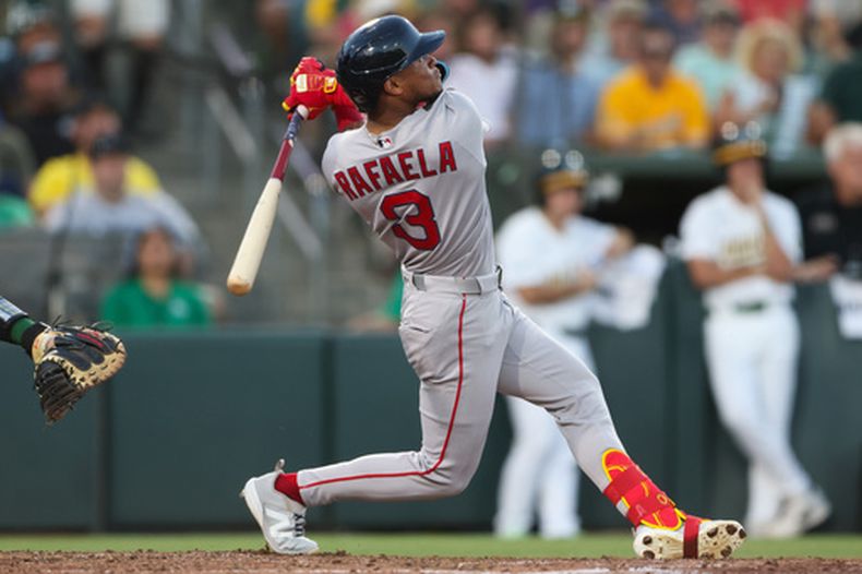 Ceddanne Rafaela, de los Medias Rojas de Boston, observa su grand slam durante la sexta entrada del juego de béisbol de Grandes Ligas contra los Atléticos, el lunes 27 de julio de 2026, en West Sacramento, California. (AP Foto/Scott Marshall)