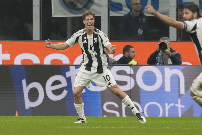 Kenan Yildiz de la Juventus celebra tras anotar el cuarto gol de su equipo en el encuentro ante el Inter de Milán el domingo 27 de octubre del 2024. (AP Foto/Luca Bruno)