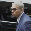 El cantante de R&B Chris Brown llega al Tribunal de la Corona de Southwark para asistir a una audiencia de declaración de culpabilidad en Londres, el viernes 20 de junio de 2025. (Foto AP/Frank Augstein)