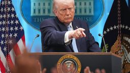 El presidente Donald Trump habla con reporteros en la Casa Blanca en Washington, el 6 de abril del 2026. (AP foto/Mark Schiefelbein)