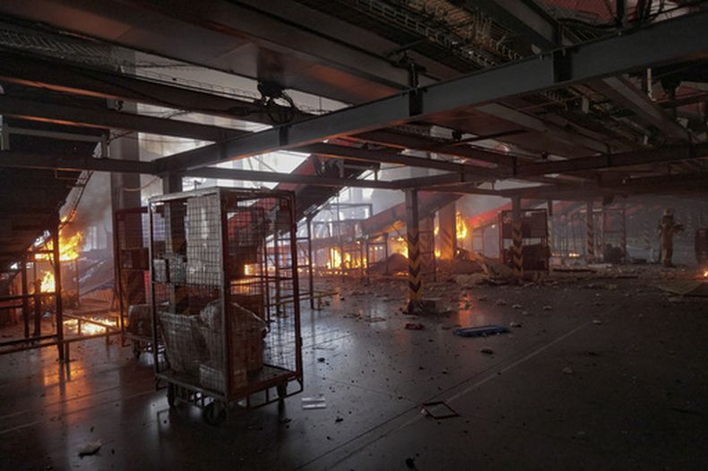 Un almacén postal de Nova Poshta destruido tras un ataque aéreo ruso en las afueras de Járkiv, Ucrania, el domingo 2 de agosto de 2026. (Foto AP/Yevhen Titov)
