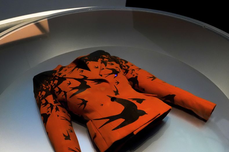 Una pieza de la exposición Sleeping Beauties: Reawakening Fashion inaugurada en la gala del Instituto del Vestido del Museo Metropolitano de Arte el sábado 4 de mayo de 2024, en Nueva York. (Foto AP/Julia Nikhinson)
