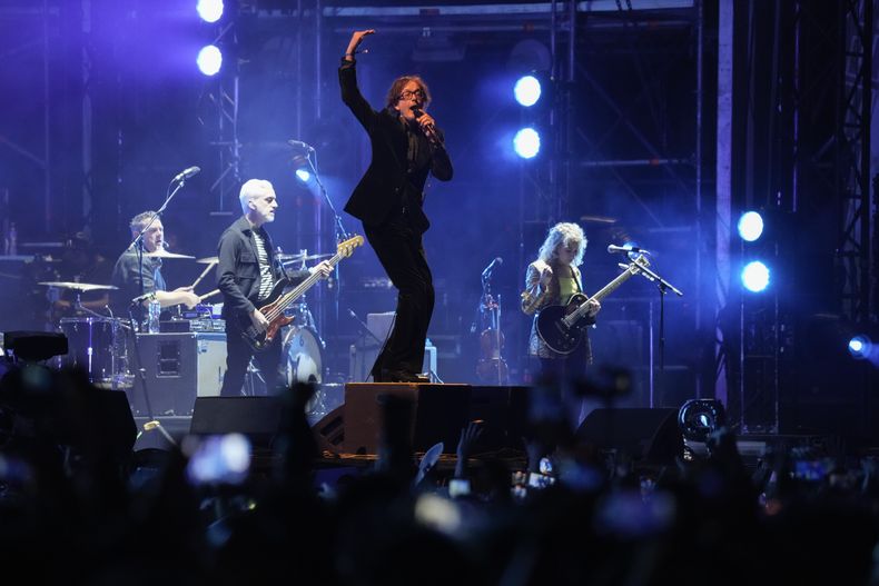 El vocalista Jarvis Cocker de la banda británica Pulp durante su concierto en el festival Corona Capital de la Ciudad de México el viernes 17 de noviembre de 2023. (Foto AP/Eduardo Verdugo)