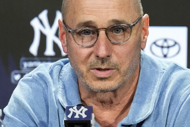 Brian Cashman, gerente general de los Yanquis de Nueva York, habla en una conferencia de prensa el miércoles 23 de agosto de 2023 (AP Foto/Frank Franklin II)