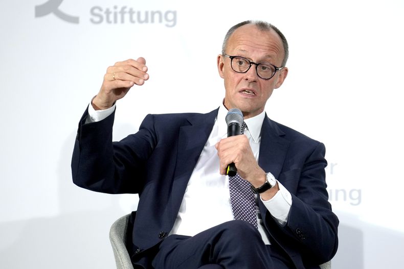 Friedrich Merz, líder de la oposición alemana y presidente del partido Unión Demócrata Cristiana (CDU), habla en el Diálogo de Líderes Globales en Berlín, Alemania, el jueves 23 de enero de 2025. (AP Foto/Ebrahim Noroozi)