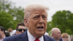 El presidente estadounidense Donald Trump habla con los reporteros en el jardín sur de la Casa Blanca, el lunes 21 de abril de 2025, en Washington. (AP Foto/Alex Brandon)