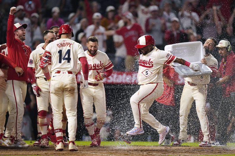 Willie Calhoiun, de los Angelinos de Los Ángeles, festeja tras conectar el jonrón del triunfo en la décima entrada del juego ante los Marineros de Seattle, el viernes 12 de julio de 2024 (AP Foto/Mark J. Terrill)