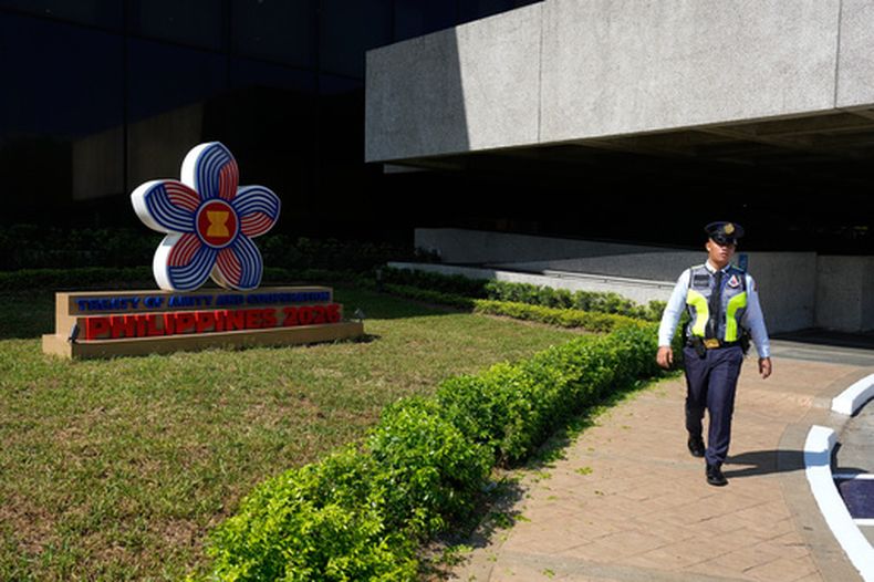 Un guardia se encuentra frente al recinto donde se lleva a cabo esta semana la 59 Reunión de Ministros de Exteriores de la Asociación de Naciones del Sudeste Asiático (ASEAN) , el lunes 20 de julio de 2026, en Manila, Filipinas. (Foto AP/Aaron Favila)