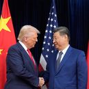 El presidente estadounidense Donald Trump (izq) y el presidente chino Xi Jinping (der) en el Aeropuerto Internacional Gimhae en Busan, Corea del Sur, el 30 de octubre del 2025. (AP foto/Mark Schiefelbein)