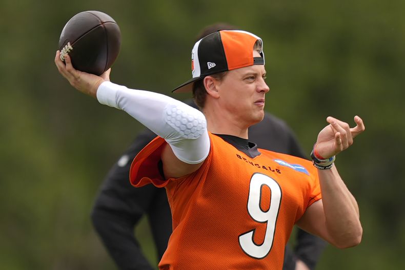El quarterback de los Bengals de Cincinnati Joe Burrow lanza el balón durante un entrenamiento del equipo el martes 7 de mayo del 2024. (AP Foto/Carolyn Kaster)