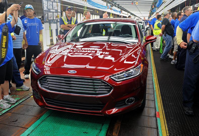 Fotograf&iacute;a de archivo del 29 de agosto de 2013 del sed&aacute;n Ford Fusion 2014 en una f&aacute;brica de Ford en Flat Rock, Michigan. (Foto AP/Detroit News, Charles V. Tines, Archivo)