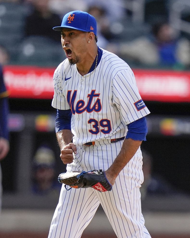El puertorriqueño Edwin Díaz, de los Mets de Nueva York, celebra tras conseguir un ponche en el juego del sábado 30 de marzo de 2024, ante los Cerveceros de Milwaukee (AP Foto/Frank Franklin II)