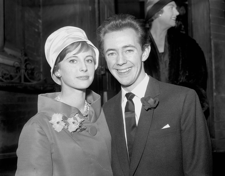 El actor brit&aacute;nico Noel Harrison y su esposa Sara Tufnell en el registro civil tras su boda en Londres en una fotograf&iacute;a del 22 de marzo de 1959.  Harrison, quien interpretaba la canci&oacute;n ganadora del Oscar "The Windmills of Your