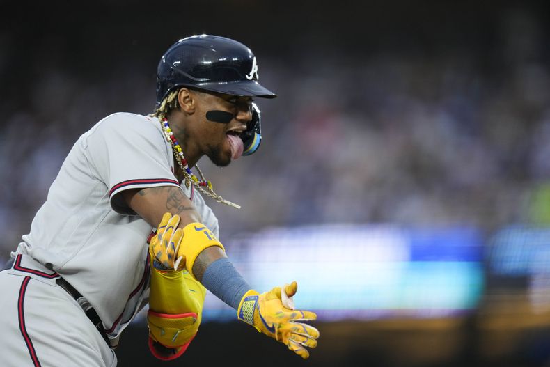 El venezolano Ronald Acuña Jr., de los Bravos de Atlanta, festeja un jonrón ante los Dodgers de Los Ángeles el sábado 2 de septiembre de 2023 (AP Foto/Jae C. Hong)