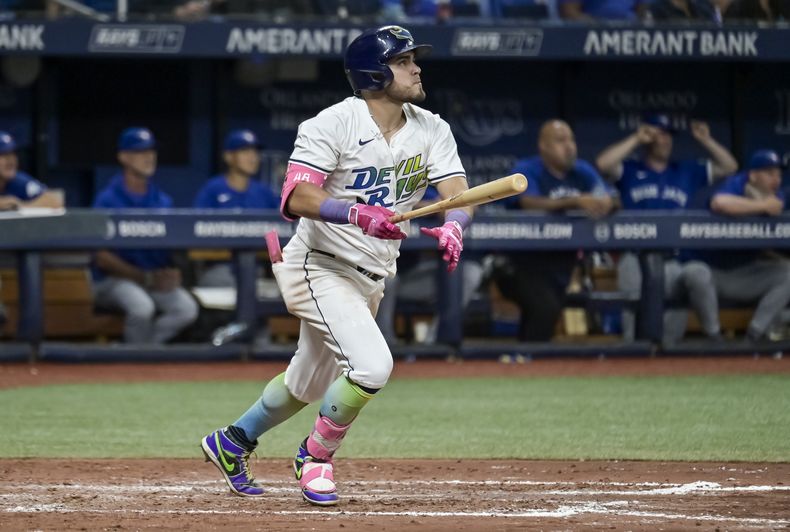 El mexicano Jonathan Aranda, de los Rays de Tampa Bay, conecta un jonrón solitario en el encuentro ante los Azulejos de Toronto, el viernes 20 de septiembre de 2024 (AP Foto/Steve Nesius)