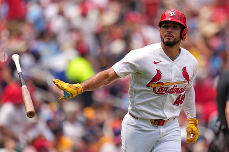 Iván Herrera, de los Cardenales de San Luis, lanza su bate tras conectar un jonrón solitario durante la tercera entrada en el primer juego de una doble cartelera de béisbol contra los Cerveceros de Milwaukee, el martes 7 de julio de 2026, en San Luis. (Foto AP/Jeff Roberson)