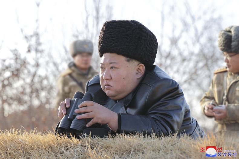 En esta fotografía proporcionada por el gobierno de Corea del Norte el viernes 28 de febrero de 2025, el gobernante norcoreano Kim Jong Un supervisa lanzamientos de prueba de lo que dice son misiles de crucero estratégicos el miércoles 26 de febrero de 2025, frente a la costa occidental del país. (Agencia Central de Noticias de Corea/Korea News Service vía AP)
