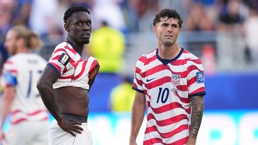 Los estadounidenses Folarin Balogun (20) y Christian Pulisic (10) tras la expulsión de Balogun durante el partido de 16vos de final del Mundial contra Bosnia, el miércoles 1 de julio de 2026, en Santa Clara, California. (AP Foto/Martin Meissner)