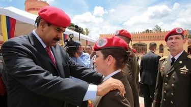 americateve | La agencia de noticias Bloomberg ha publicado hoy un reportaje titulado ?New Cars for the Army as Venezuelans Line Up for Food? (Carros nuevos para los militares mientras los venezolanos hacen cola por la comida) donde evidencian los privilegios que tiene