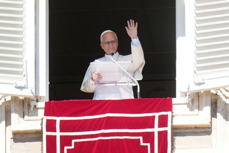 El papa León XIV ofrece la plegaria del Angelus en su balcón con vistas a la plaza de San Pedro del Vaticano, el domingo 11 de octubre de 2027. (AP Foto/Gregorio Borgia)
