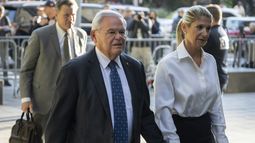 El senador estadounidense Bob Menendez y su esposa Nadine Menendez llegan a un tribunal federal de Nueva York, el miércoles 27 de septiembre de 2023. (AP Foto/Jeenah Moon)
