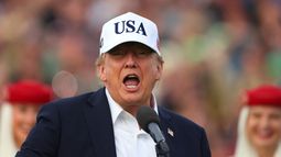 El presidente estadounidense Donald Trump se dirige a la multitud durante el Abierto de Irlanda en el campo Trump International Golf Links en Doonbeg, Irlanda, el domingo 13 de septiembre de 2026. (Foto AP/Peter Morrison)