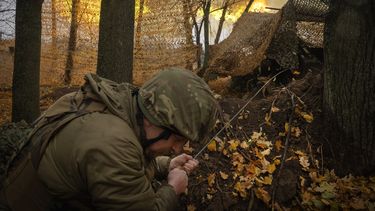 ARCHIVO - Un militar de la 13ª Brigada de la Guardia Nacional de Ucrania dispara un cañón Giatsint-B hacia posiciones rusas cerca de Járkiv, Ucrania, el 6 de noviembre de 2024. (AP Foto/Efrem Lukatsky, Archivo)
