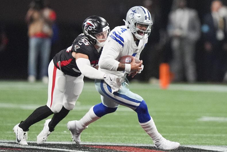 El linebacker de los Falcons de Atlanta, Kaden Elliss (55), taclea al quarterback de los Cowboys de Dallas, Dak Prescott (4), durante la segunda mitad el domingo 3 de noviembre de 2024, en Atlanta. (AP Foto/ Brynn Anderson)