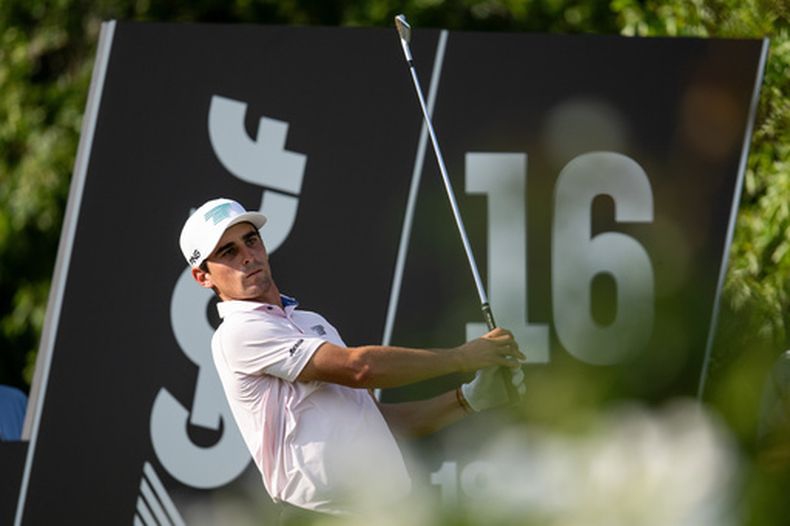 El capitán Joaquín Niemann, de Torque GC, ejecuta un golpe desde el tee del hoyo 16 durante la primera ronda del LIV Golf Bedminster en el Trump National Golf Club, el jueves 6 de agosto de 2026, en Bedminster, Nueva Jersey. (Montana Pritchard/LIV Golf vía AP)