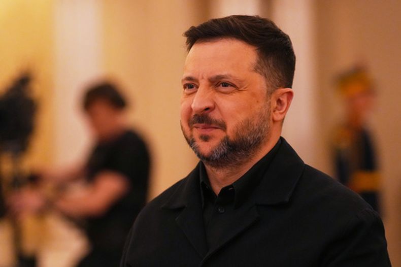 El presidente de Ucrania, Volodymyr Zelenskyy, llega para la cumbre Bucarest B9, el miércoles 13 de mayo de 2026, en el Palacio Presidencial Cotroceni, en Bucarest, Rumania. (AP Foto/Vadim Ghirda)