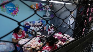 Reclusas trabajan en la elaboración de muñecos del papa León XIV en preparación para su visita a Perú, en una prisión de mujeres de Lima, el viernes 2 de octubre de 2026. (AP Foto/Martín Mejía)