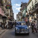 ARCHIVO - Un automóvil antiguo avanza por una calle el 11 de noviembre de 2023, en La Habana, Cuba. (AP Foto/Ramón Espinosa, archivo)