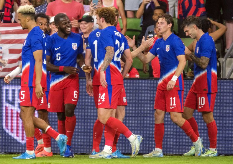 Los jugadores de Estados Unidos celebran el gol del mediocampista Yunus Musah (6) en la victoria 2-0 ante Panamá en un partido amistoso, el sábado 12 de octubre de 2024, en Austin, Texas. (AP Foto/Rodolfo Gonzalez)