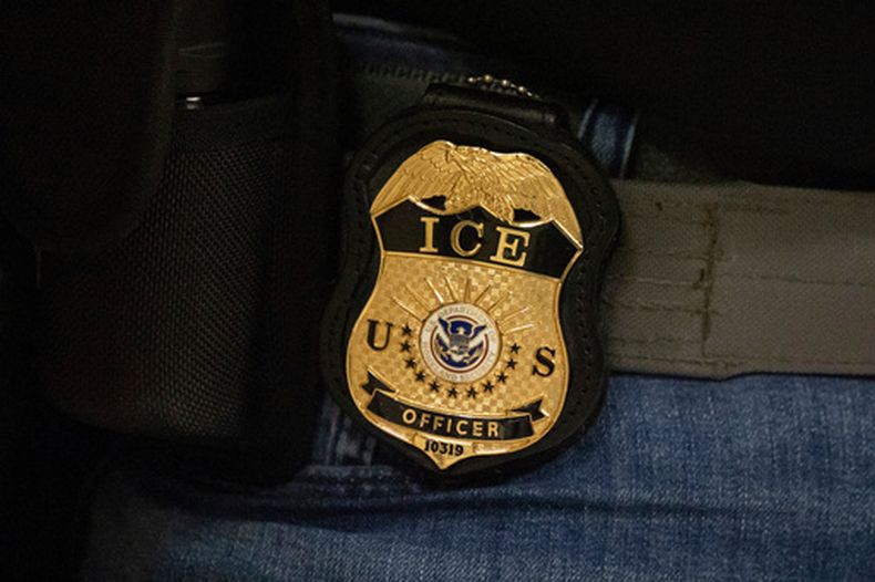 Un agente federal lleva una placa del Servicio de Inmigración y Control de Aduanas (ICE) en Nueva York, el 10 de junio de 2025. (Foto AP/Yuki Iwamura, Archivo)