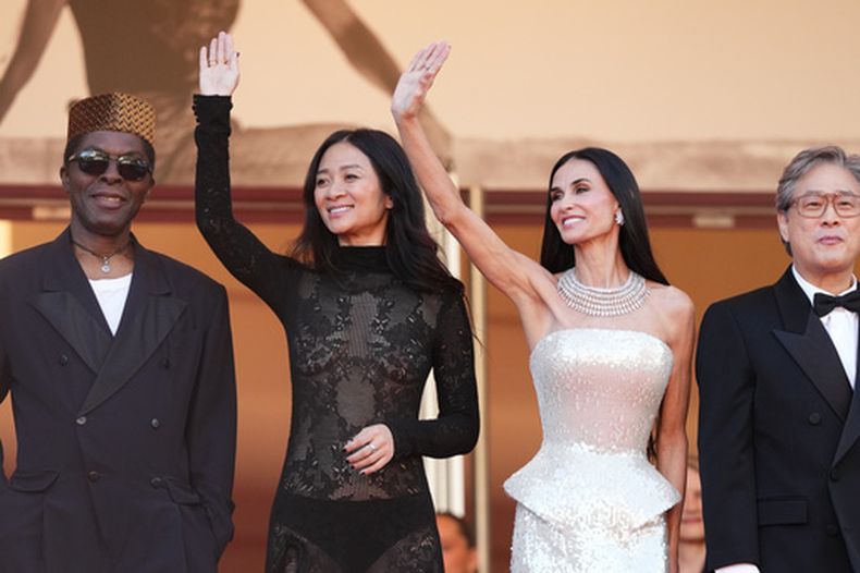 El presidente del jurado, Park Chan-wook, derecha, posa con los miembros del jurado Isaach de Bankolé, Chloé Zhao y Demi Moore, en la ceremonia de apertura y estreno de la película The Electric Kiss durante el 79º Festival Internacional de Cine de Cannes, en el sur de Francia, el martes 12 de mayo de 2026. (Foto Scott A Garfitt/Invision/AP)